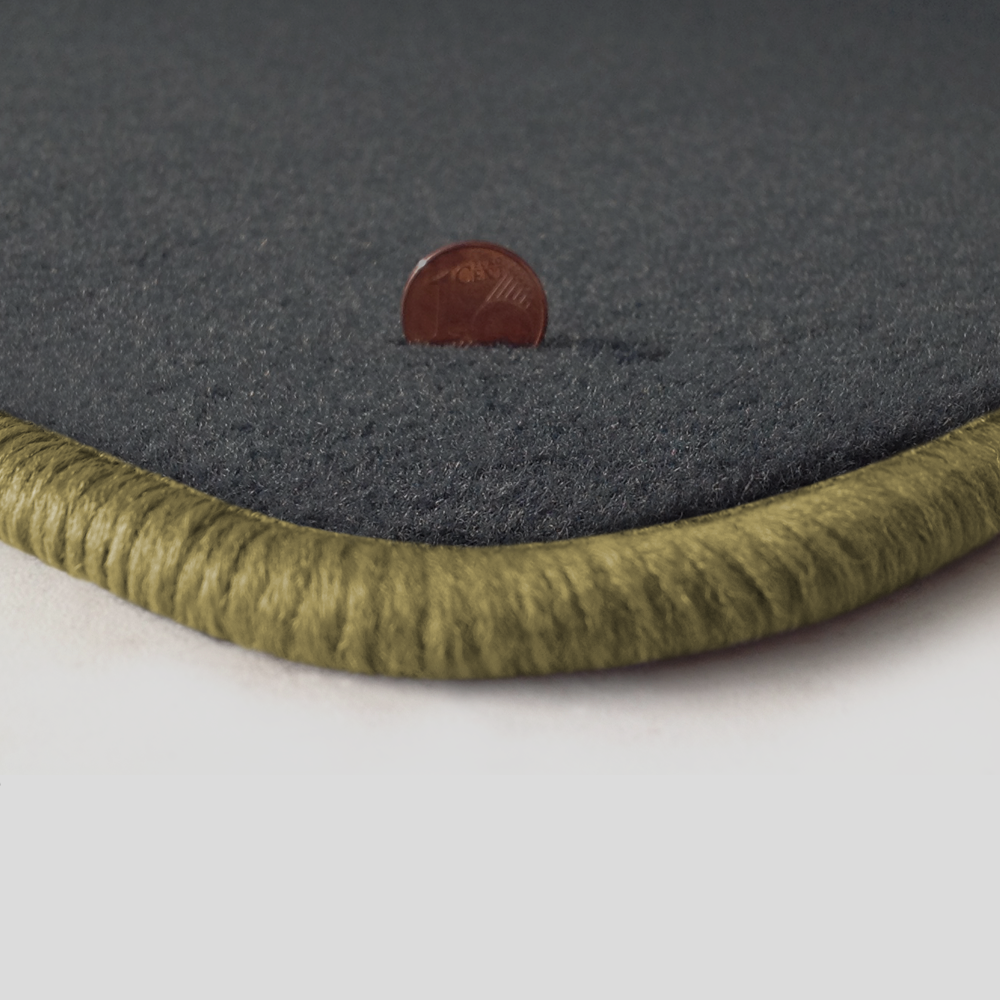 Eine Ecke als Beispiel einer Fussmatte Velours dunkelgrau mit Rand in beige.