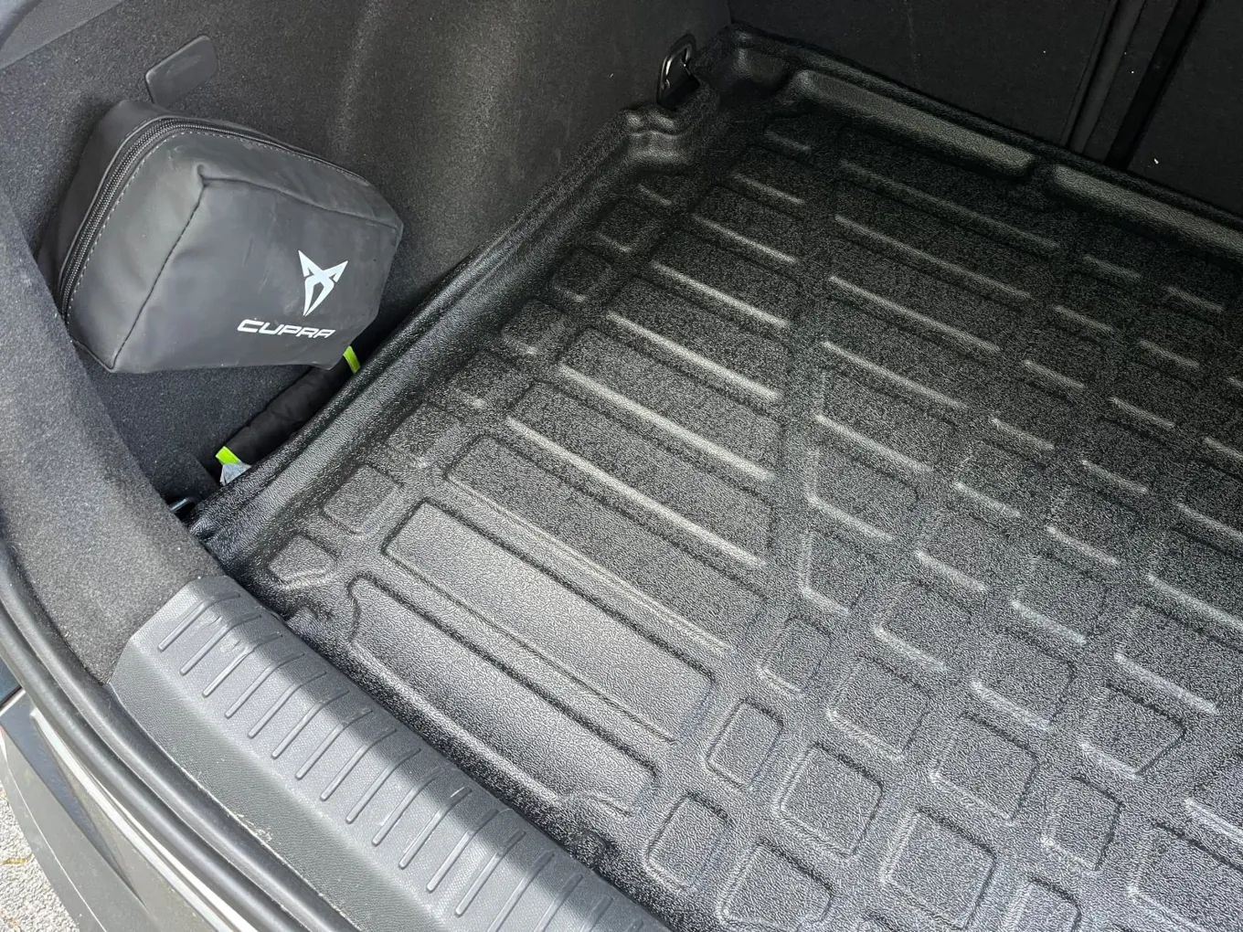 Blick in den Kofferaum eines Cupra Formentor, geschützt durch eine schwarze Kunststoffkofferraumwanne