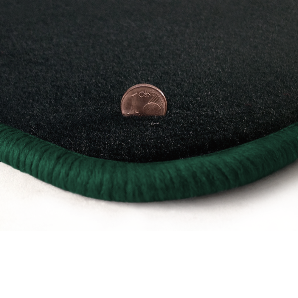 Eine Ecke als Beispiel einer Fussmatte Velours anthrazit mit Rand in dunkelgruen.