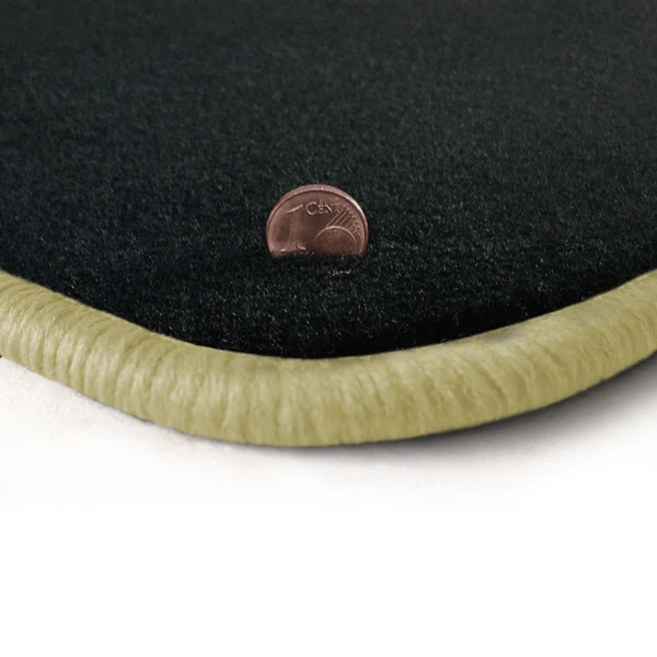 Eine Ecke als Beispiel einer Fussmatte Velours anthrazit mit Rand in hellbeige.