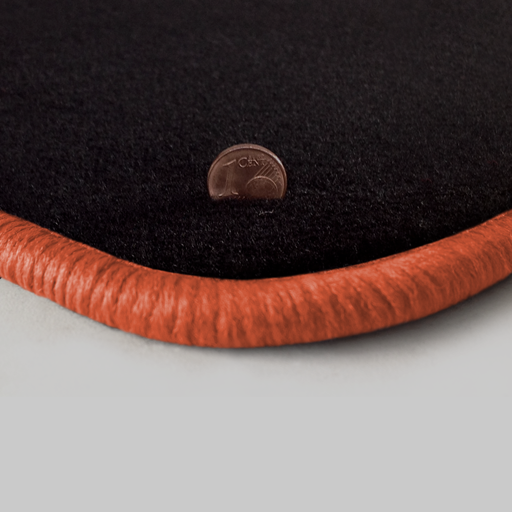 Farbmuster Ecke schwarz Q300-detail 401-lachs Eine Ecke als Beispiel einer Fussmatte Velours schwarz mit Rand in lachs.