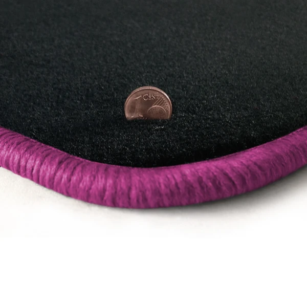 Eine Ecke als Beispiel einer Fussmatte Velours anthrazit mit Rand in pink.