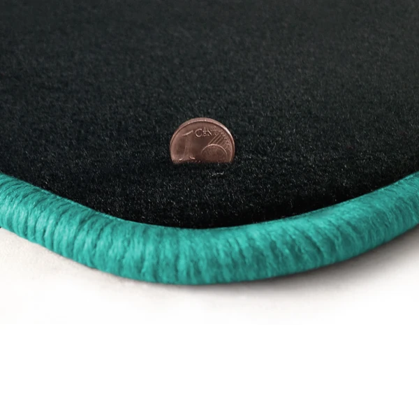 Eine Ecke als Beispiel einer Fussmatte Velours anthrazit mit Rand in mint.