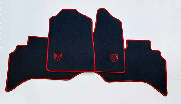 Velours Fußmatten mit STICK Dodge-Logo + Rand in rot für Dodge Ram QuadCab 2002-2009