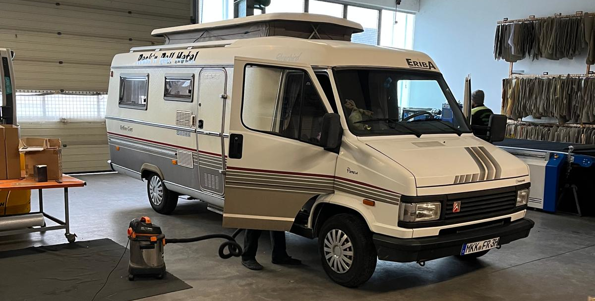 Wohnmobil „Pamela“ vor Montage der maßgefertigten Fußmatten