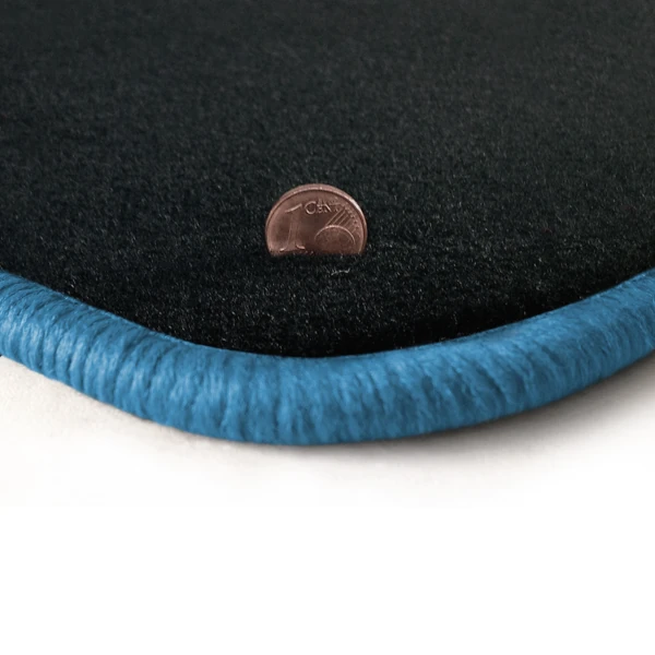 Eine Ecke als Beispiel einer Fussmatte Velours anthrazit mit Rand in hellblau.