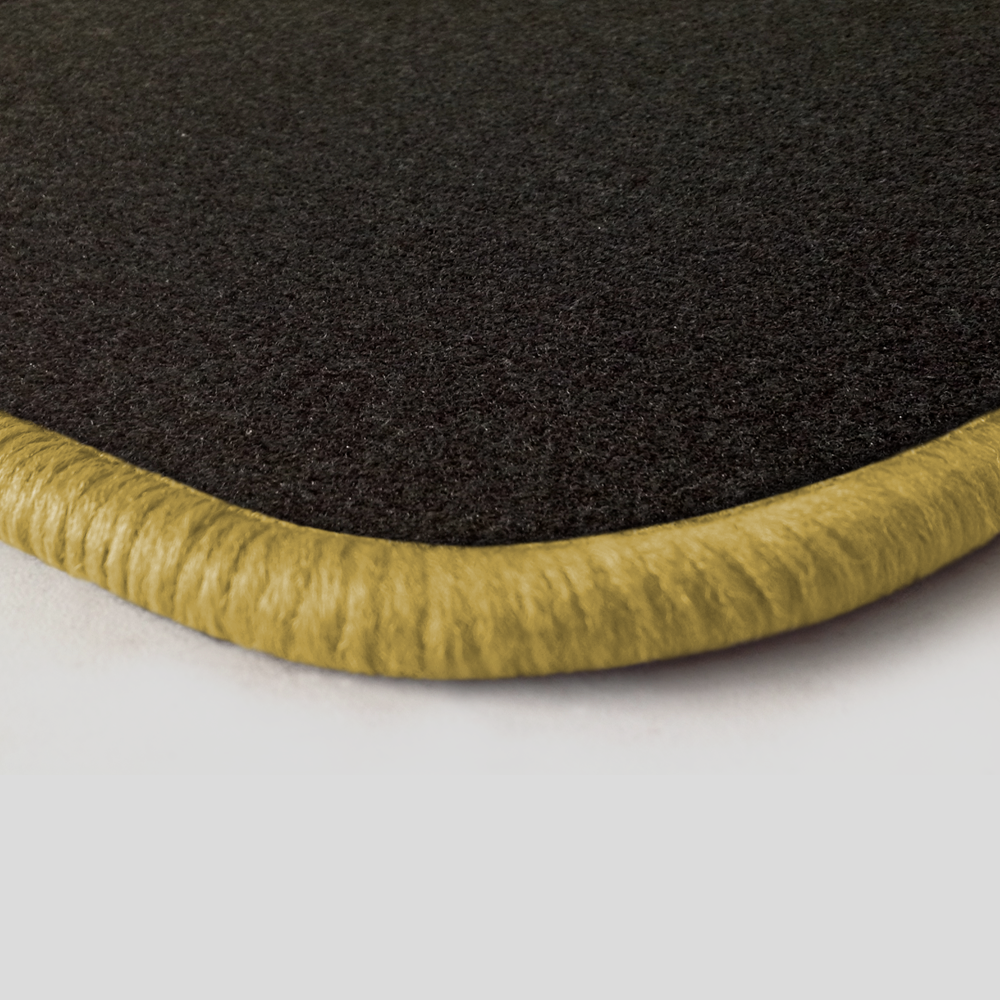 Eine Ecke als Beispiel einer Fussmatte Nadelfilz schwarz mit Rand in safran.