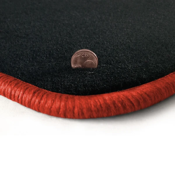 Eine Ecke als Beispiel einer Fussmatte Velours anthrazit mit Rand in orange.