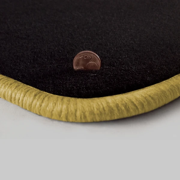 Eine Ecke als Beispiel einer Fussmatte Velours schwarz mit Rand in safran.