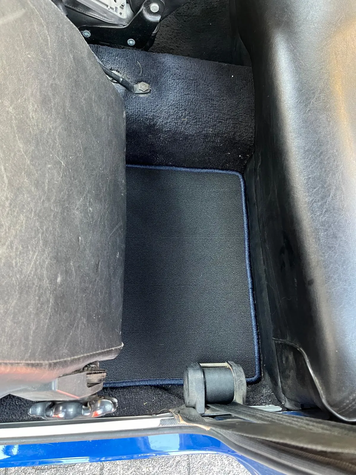 Blick in den Fond eines Ford Escort mit einer eingepassten Fußmatte